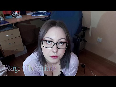 ❤️ 性感的眼镜女孩在镜头前深深地吸吮假阳具 ❤️❌ Beautiful porn ❌️